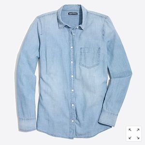 ✨EUC✨ American Eagle Classic Chambray Button Down